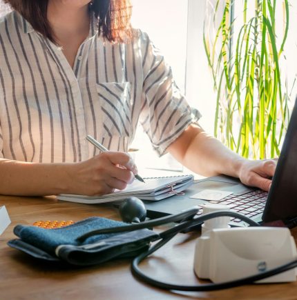 Medical insurance. The patient enters into a contract policy for medical care online, remotely Medical insurance. The patient enters into a contract policy for medical care online, remotely